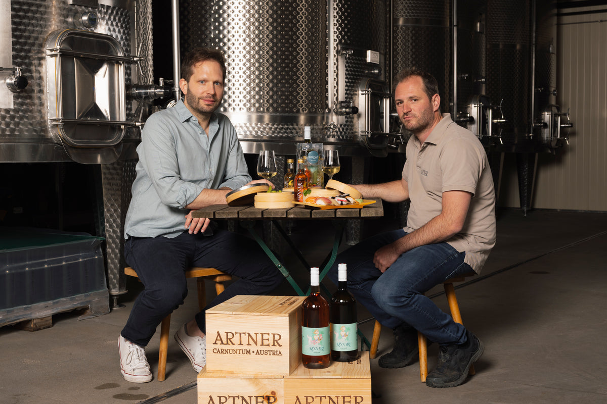 Thomas Linduska und Winzer Artner im Weinkeller